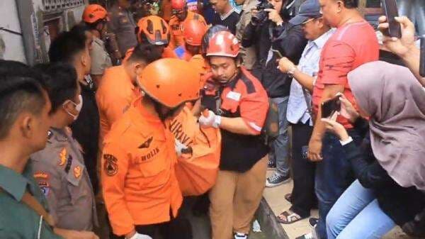 Balkon Rumah di Surabaya Ambruk, 1 Orang Tewas Tertimpa Reruntuhan Balkon Rumah di Surabaya Ambruk, 1 Orang Tewas Tertimpa Reruntuhan