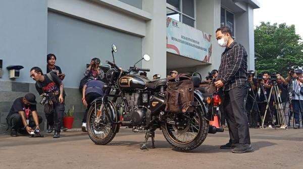 Ridwan Kamil Punya Motor Royal Enfield Warna Hijau tapi yang Disita Hitam, Lho Kok Bisa? Ridwan Kamil Punya Motor Royal Enfield Warna Hijau tapi yang Disita Hitam, Lho Kok Bisa?