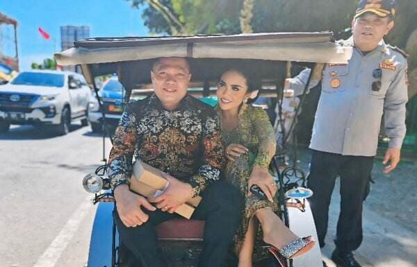 Mesranya Krisdayanti Naik Becak Bareng Raul Lemos di Pernikahan Putri Susi Pudjiastuti