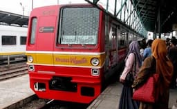 KRL Gangguan di Lenteng Agung, Warga Terpaksa Ganti Moda Transportasi Lain