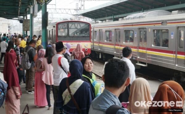 Stasiun Penuh Penumpang Usai HUT TNI, KAI Commuter Tambah Perjalanan