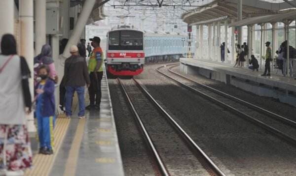 16 Perjalanan Kereta Terganggu Imbas KRL Tabrak Mobil di Cilebut Bogor 16 Perjalanan Kereta Terganggu Imbas KRL Tabrak Mobil di Cilebut Bogor