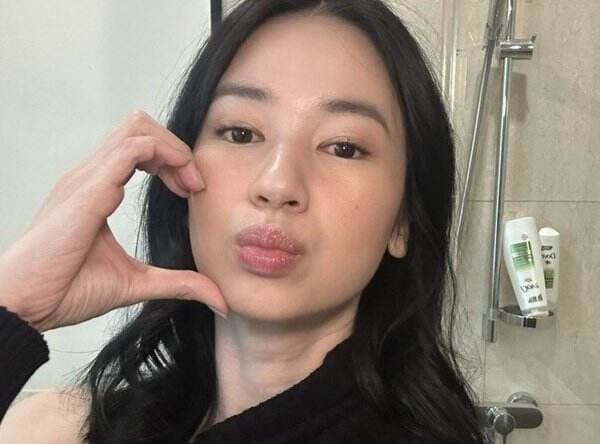 Laura Basuki Selfie di Toilet, Netizen Malah Salfok Sama Botol Shampo Terbalik