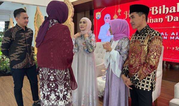 Open House Lebaran, Bupati Kendal Kenakan Dress KSFW 2025 Open House Lebaran, Bupati Kendal Kenakan Dress KSFW 2025