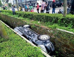 Grand Livina Masuk Parit di Batununggal Bandung Gara-Gara Sopir Lihat Google Maps