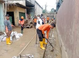 Banjir Surut, BPBD Bekasi Fokus Bersihkan Lumpur