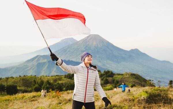 Rayakan HUT Ke-79 RI di Gunung Prau, Luna Maya Ajak Masyarakat Lestarikan Alam Indonesia