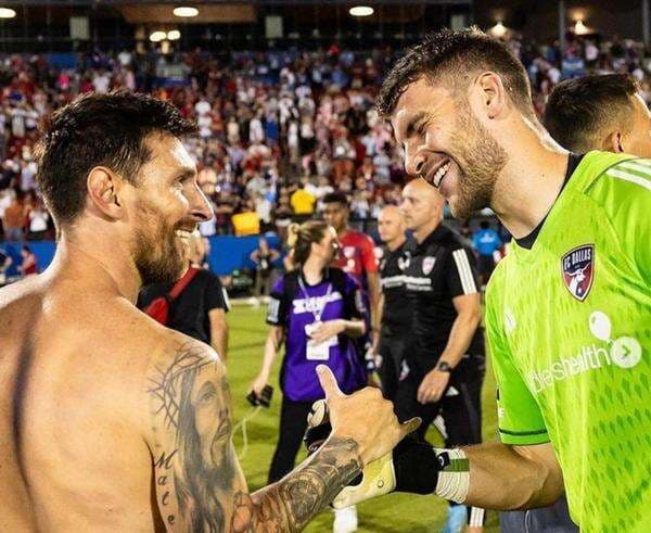 Kiper Timnas Indonesia Maarten Paes Ungkap Pesepakbola Terbaik Versinya: Ada Lionel Messi hingga Cristiano Ronaldo! Kiper Timnas Indonesia Maarten Paes Ungkap Pesepakbola Terbaik Versinya: Ada Lionel Messi hingga Cristiano Ronaldo!