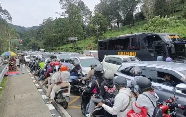 Sudah Terapkan <i>One Way</i> Arah Jakarta, Jalur Puncak Bogor Masih Macet Horor