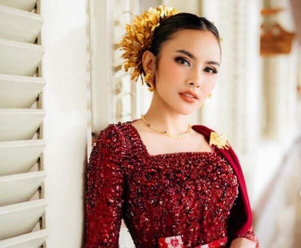 4 Potret Cantik Mahalini Nyanyi di Istana Merdeka, Menyala dengan Kebaya Merah!