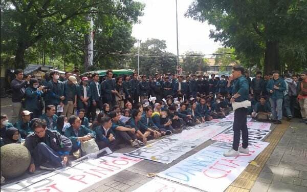 Mahasiswa ITB Geruduk Gedung Rektorat, Protes Pembayaran UKT dengan Skema Pinjol