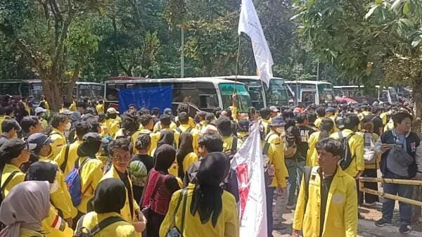 1.100 Mahasiswa UI Bertolak ke Jakarta Demo Tolak Revisi UU Pilkada di DPR RI