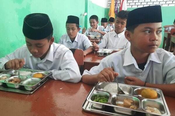 Harga Porsi Makan Bergizi Gratis Kurang dari Rp10.000, Gizinya Cukup?