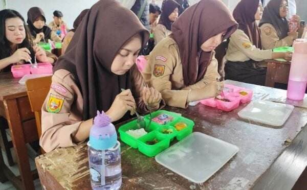 Makan Bergizi Gratis, Siswa SMA 5 Sukabumi Keluhkan Daging Keras-Sayuran Asam