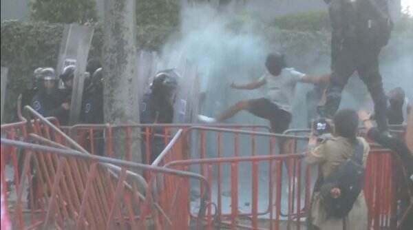 Marah, Ratusan Demonstran Bakar Kantor Kedubes Israel di Meksiko