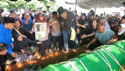 Marissa Haque Dimakamkan, Ikang Fawzi Turun ke Liang Lahat