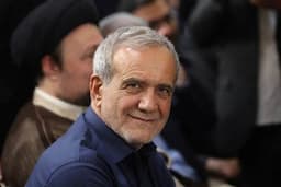 Masoud Pezeshkian, Dokter Bedah Moderat yang Terpilih Jadi Presiden Iran