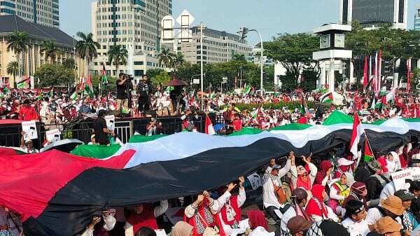 Saat Massa Aksi Bentangkan Bendera Merah Putih dan Palestina di Patung KudaÂ 