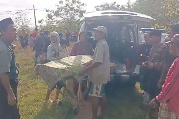 Sampang Geger, Pria Bersarung Ditemukan Tewas Bersimbah Darah dalam Rumah Sampang Geger, Pria Bersarung Ditemukan Tewas Bersimbah Darah dalam Rumah