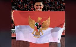 Mees Hilgers Bentangkan Bendera Indonesia Kelar Laga FC Twente vs SC Heerenveen, Siap Turun di Laga Timnas Indonesia vs Bahrain!