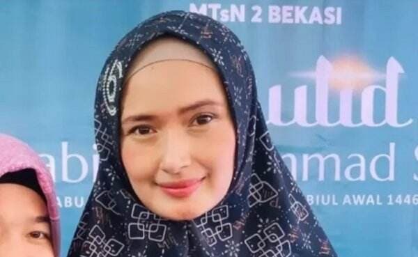 Hijrah, Mega Aulia Putri Menangis Minta Foto Lama Tanpa Hijab Tak Disebar