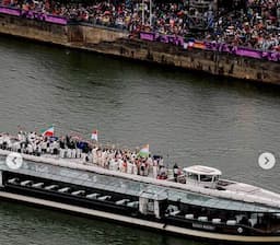 Megah dan Menawannya Pembukaan Olimpiade Paris 2024 di Sungai Seine: Kontingen Indonesia Elegan di Atas Perahu!