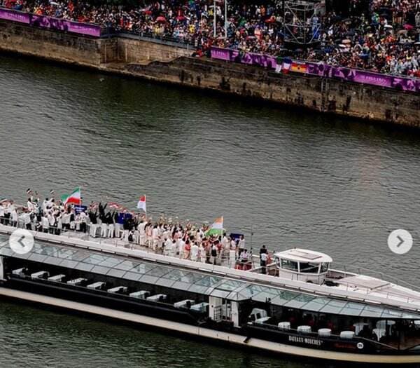 Megah dan Menawannya Pembukaan Olimpiade Paris 2024 di Sungai Seine: Kontingen Indonesia Elegan di Atas Perahu!