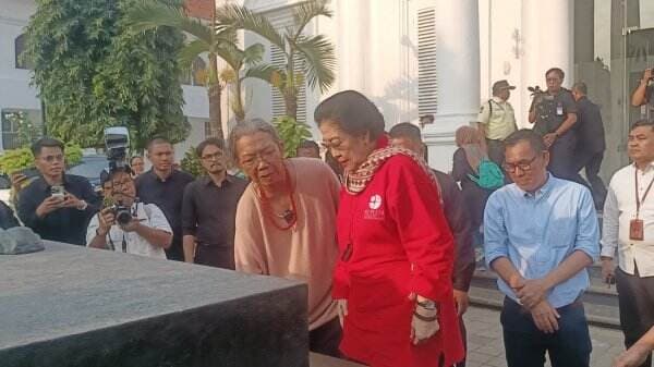 Megawati Taruh Bunga di Monumen Pembantaian Massal 1965