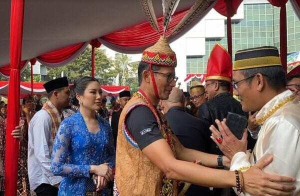 Angela Tanoesoedibjo Dampingi Sandiaga Serahkan Anugerah Satya Lencana Kepariwisataan