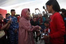 Mensos Risma Blusukan ke Banten, Bagi-bagi Bantuan ke Warga
