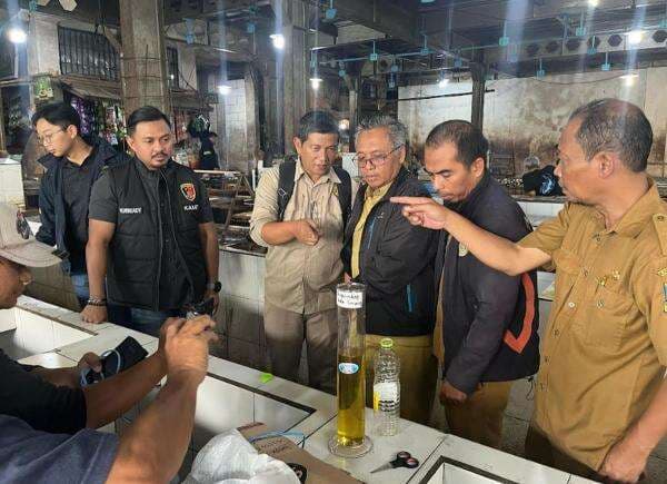 Gerebek Pasar Ciruas, Polisi Temukan Minyakita Isinya Tak Sesuai Takaran Gerebek Pasar Ciruas, Polisi Temukan Minyakita Isinya Tak Sesuai Takaran