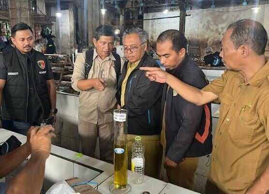 Polisi Sita MinyaKita Tak Sesuai Takaran di Pasar Ciruas Serang Polisi Sita MinyaKita Tak Sesuai Takaran di Pasar Ciruas Serang