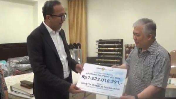 MNC Asuransi Bayar Klaim Kebakaran Rp1,22 Miliar ke Nasabah di Surabaya MNC Asuransi Bayar Klaim Kebakaran Rp1,22 Miliar ke Nasabah di Surabaya