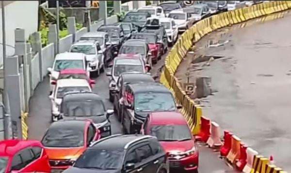 H-7 Lebaran, Kendaraan Pemudik Antre 7 Jam di Dermaga Eksekutif Pelabuhan Merak H-7 Lebaran, Kendaraan Pemudik Antre 7 Jam di Dermaga Eksekutif Pelabuhan Merak