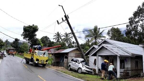 Detik-Detik Mobil Pencuri Kabel Kecelakaan di Pasaman saat Dikejar Polisi Terekam CCTV