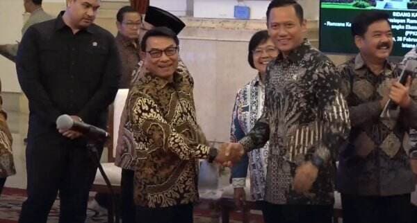 Momen Hangat AHY dan Moeldoko Saling Bersalaman saat Ikuti Sidang kabinet Jokowi