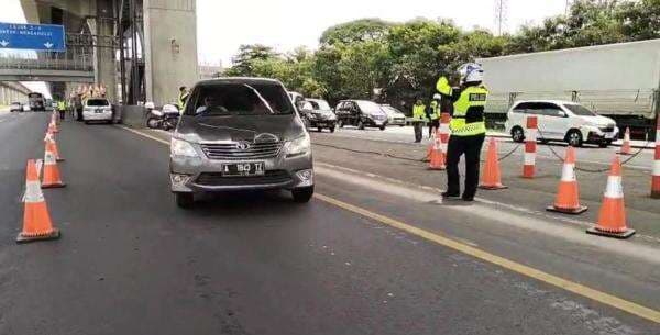 Siang Ini, Contraflow di KM 36-70 Tol Japek Kembali Diberlakukan Siang Ini, Contraflow di KM 36-70 Tol Japek Kembali Diberlakukan