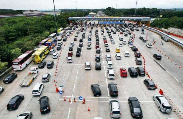 Puncak Arus Mudik Terlewati, 1,4 Juta Kendaraan Tinggalkan Jabodetabek via 4 GT Cikatama hingga Kalihurip Utama Puncak Arus Mudik Terlewati, 1,4 Juta Kendaraan Tinggalkan Jabodetabek via 4 GT Cikatama hingga Kalihurip Utama