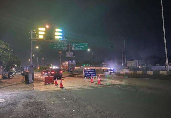 Mudik 2025, Truk Sumbu 3-5 Dilarang Lintasi Tol Cipali dari Pantura Mudik 2025, Truk Sumbu 3-5 Dilarang Lintasi Tol Cipali dari Pantura