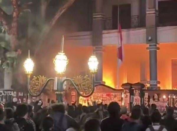Kerugian Akibat Gedung DPRD Malang Dibakar Massa Tolak UU TNI Capai Rp100 Juta Kerugian Akibat Gedung DPRD Malang Dibakar Massa Tolak UU TNI Capai Rp100 Juta