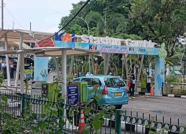 Jumat, Arus Mudik di Stasiun Gambir dan Pasar Senen Diprediksi Mulai Ramai Jumat, Arus Mudik di Stasiun Gambir dan Pasar Senen Diprediksi Mulai Ramai