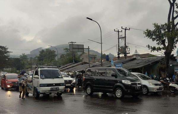 Hari Ini Diprediksi Jadi Puncak Arus Balik, Arus Lalu Lintas di Nagreg Mulai Padat Hari Ini Diprediksi Jadi Puncak Arus Balik, Arus Lalu Lintas di Nagreg Mulai Padat