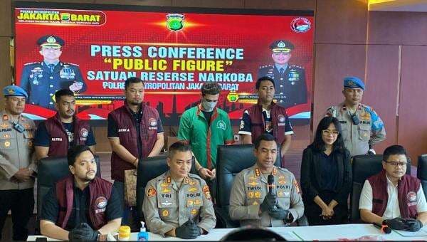 Polisi Sita Kokain hingga Ganja dari Tangan Fachri Albar Polisi Sita Kokain hingga Ganja dari Tangan Fachri Albar