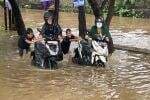Nekat Terobos Banjir, Puluhan Kendaraan di Bekasi Mogok