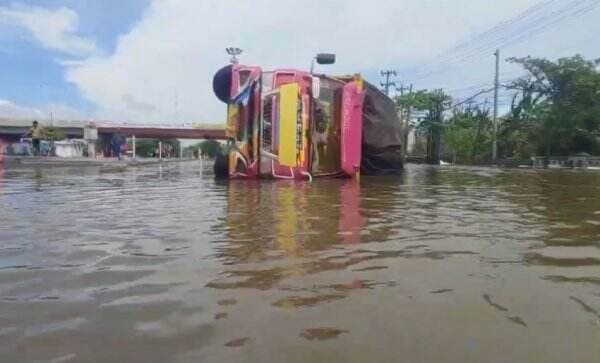 Nekat Terobos Genangan Banjir, Truk Logistik Terguling di Jalur Pantura Kaligawe Semarang