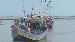 Gelombang Tinggi Landa Perairan Indramayu, Nelayan Tak Berani Melaut