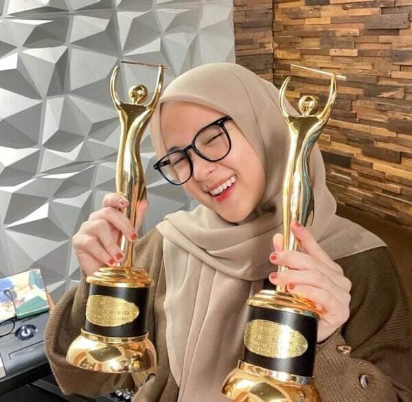 Potret Nissa Sabyan Pamer 2 Piala AMI Awards Malah Panen Cibiran Netizen