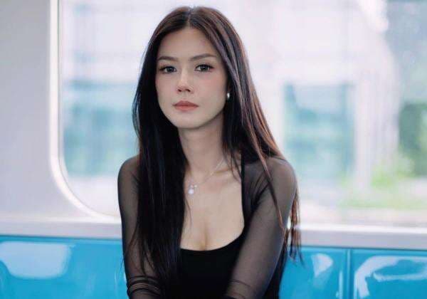 Potret Nita Gunawan Bergaya di MRT, Tampil Kece ala Cewek Mamba Potret Nita Gunawan Bergaya di MRT, Tampil Kece ala Cewek Mamba