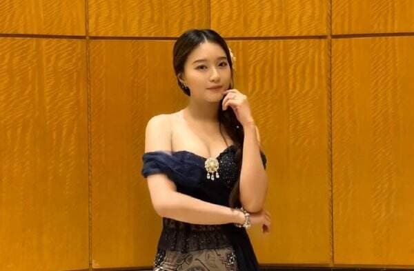 Tampilan Nita Vior dengan Kebaya Off Shoulder, Pamcarkan Aura Cantik nan Elegan