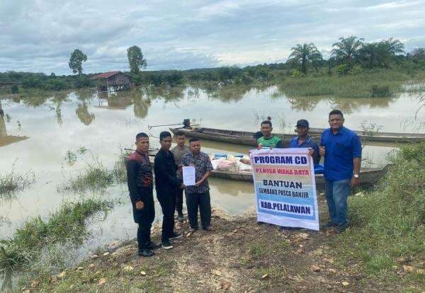 PT Nusa Wana Raya Salurkan Bantuan Sembako di Dua Kabupaten Terdampak Banjir PT Nusa Wana Raya Salurkan Bantuan Sembako di Dua Kabupaten Terdampak Banjir